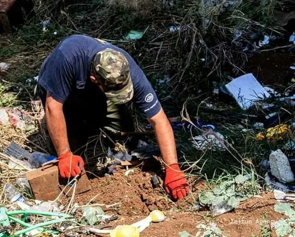 Dagirkeriya Tirkiyê dîwaran di navbera gundê Efrînê de lêdike