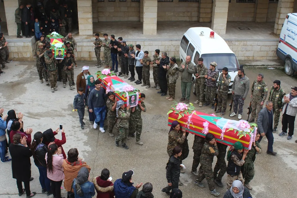 Bi hezaran cenazeyên şehîd Amara, Gûneş û Mahir veşartin