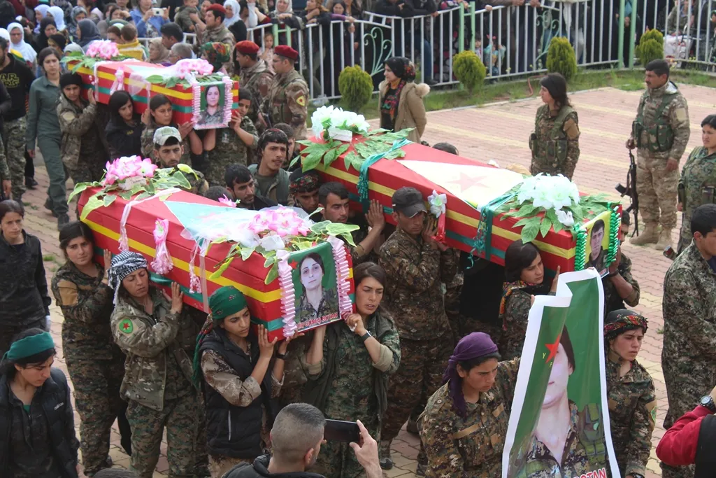 Bi hezaran cenazeyên şehîd Amara, Gûneş û Mahir veşartin