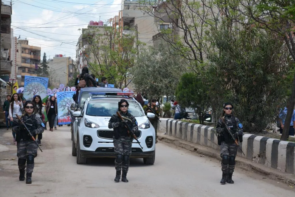 Bi sedan jin li hemberî kuştinê jinan meşiyan