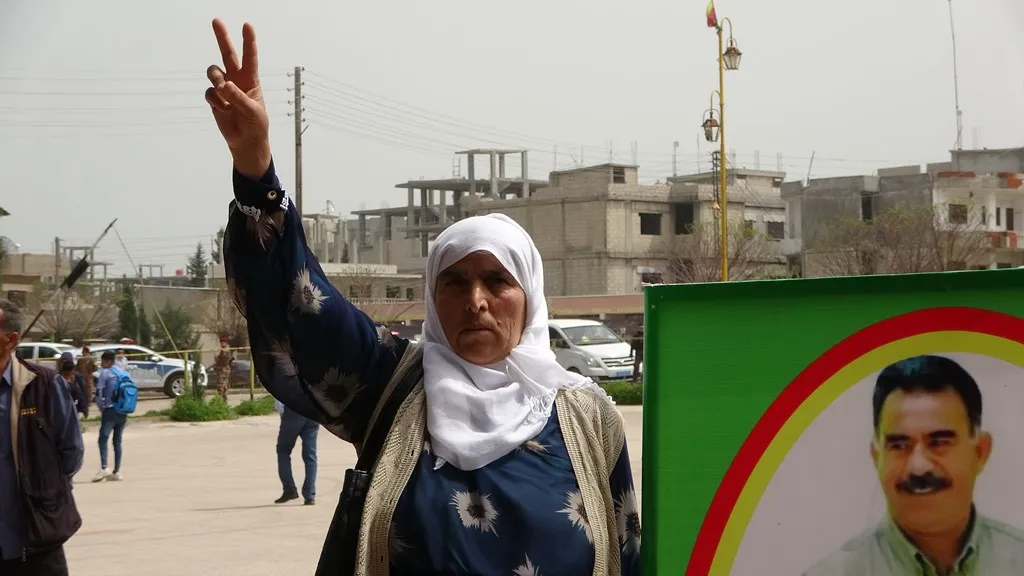 Şêniyên Dêrikê ji bo çalakgerên grevên birçîbûnê meşiyan