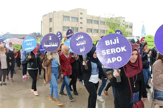 Gelê Qamişlo li dijî xesba AKP‘ê meşiyan