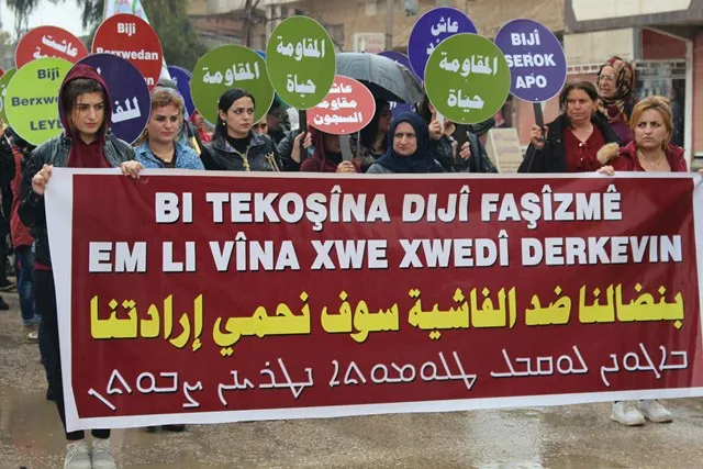 Gelê Qamişlo li dijî xesba AKP‘ê meşiyan