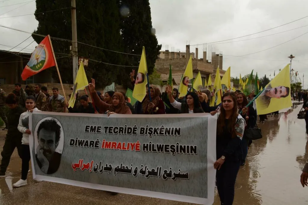 Gelê Qamişlo li dijî xesba AKP‘ê meşiyan