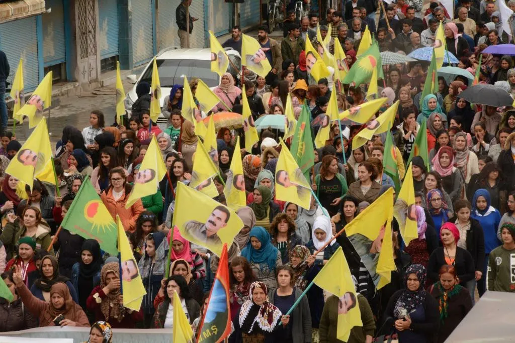 Gelê Qamişlo li dijî xesba AKP‘ê meşiyan