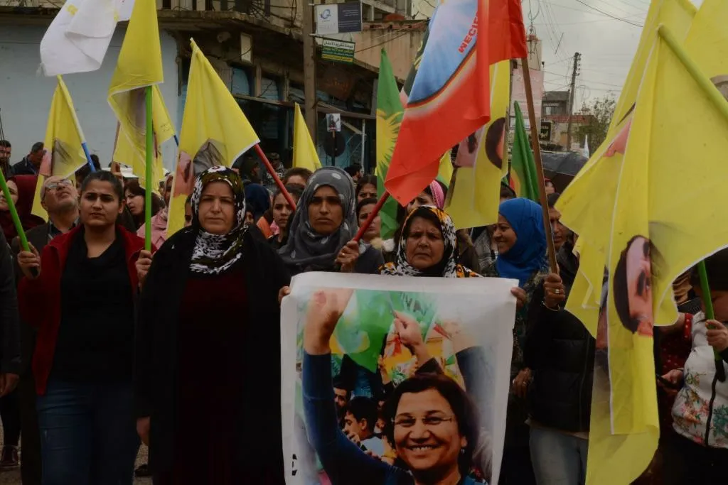 Gelê Qamişlo li dijî xesba AKP‘ê meşiyan