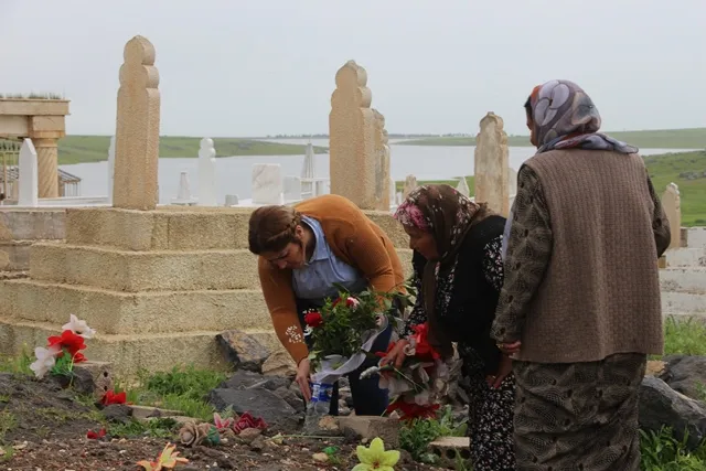 Êzidiyan bi wesîleya cejna Çarşema Sor serdana goristnan kirin