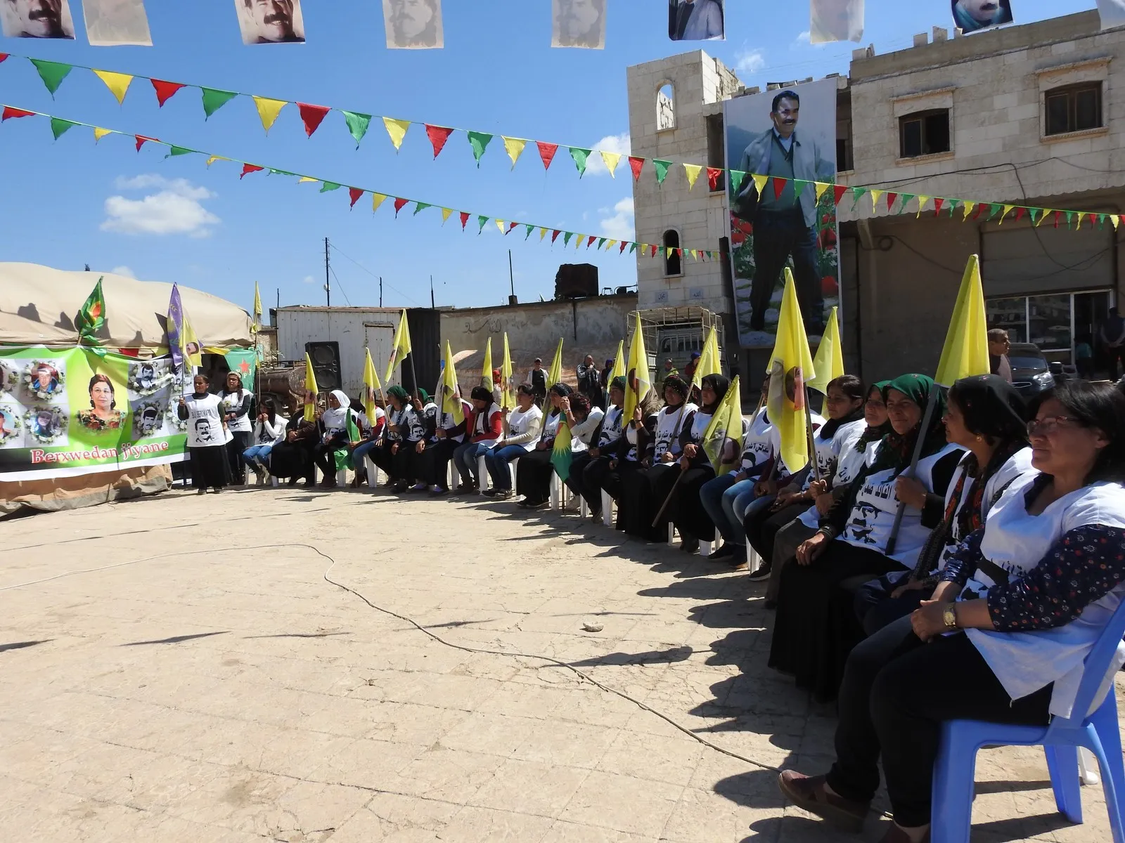 Jinên li kampa Berxwedan çalakiyê piştevaniyê dewr girtin