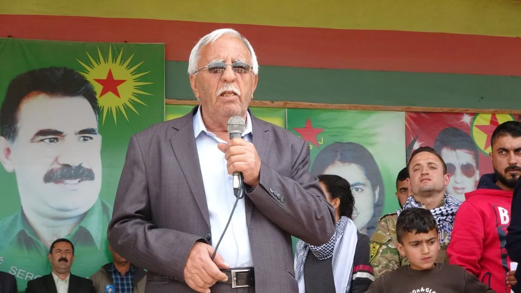 Sedan kesî cenazeyê Farûq spartin axê