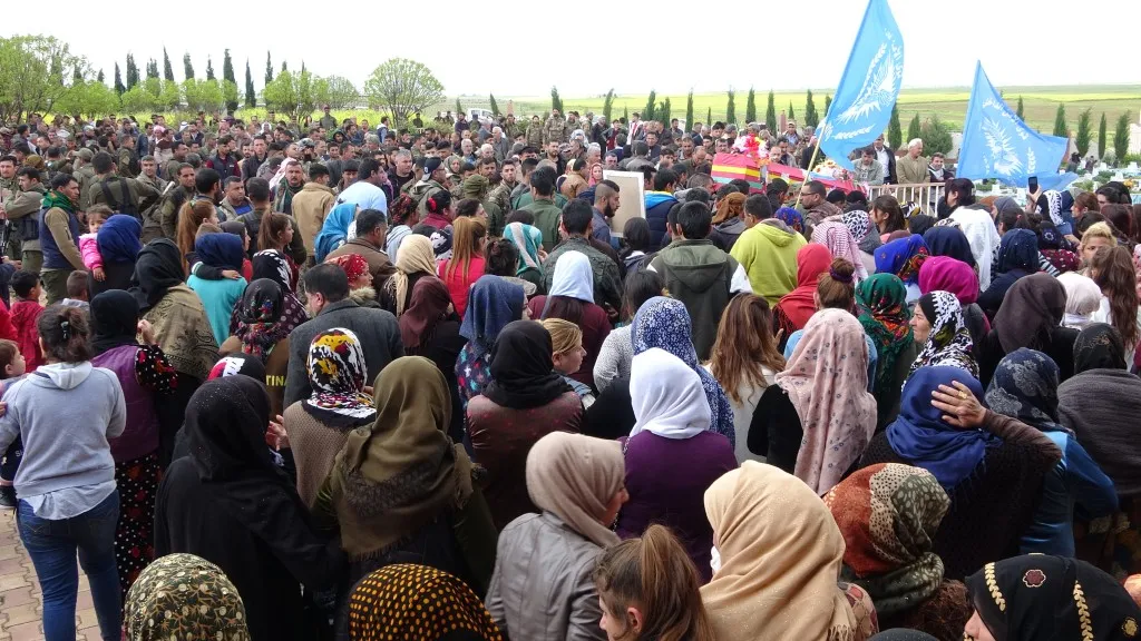 Sedan kesî cenazeyê Farûq spartin axê