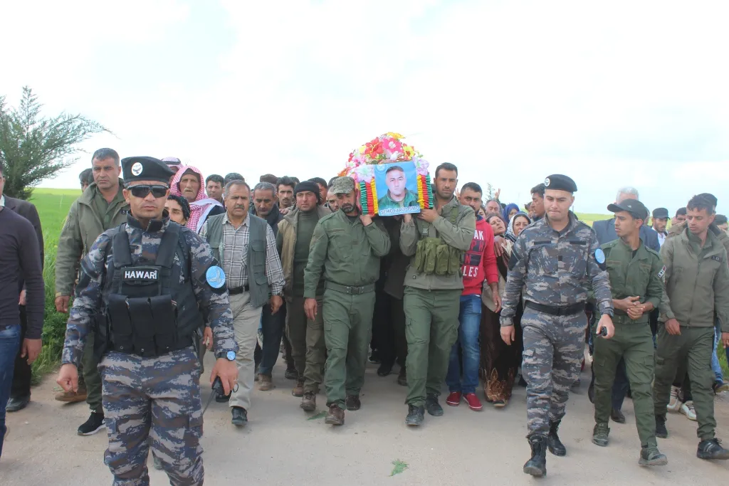 Sedan kesî cenazeyê Farûq spartin axê