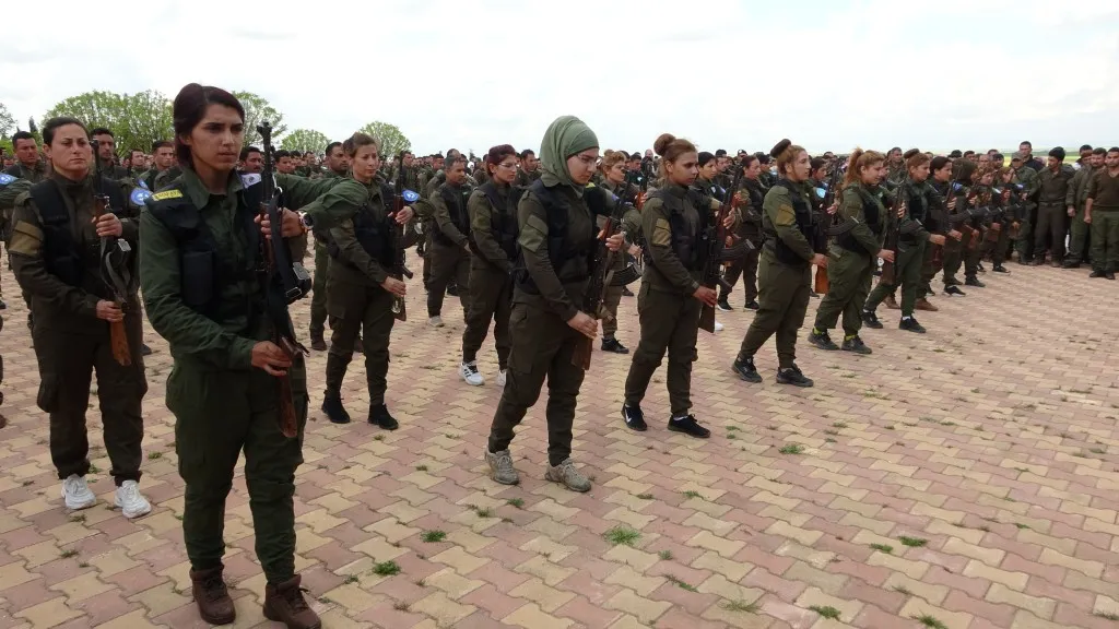 Sedan kesî cenazeyê Farûq spartin axê