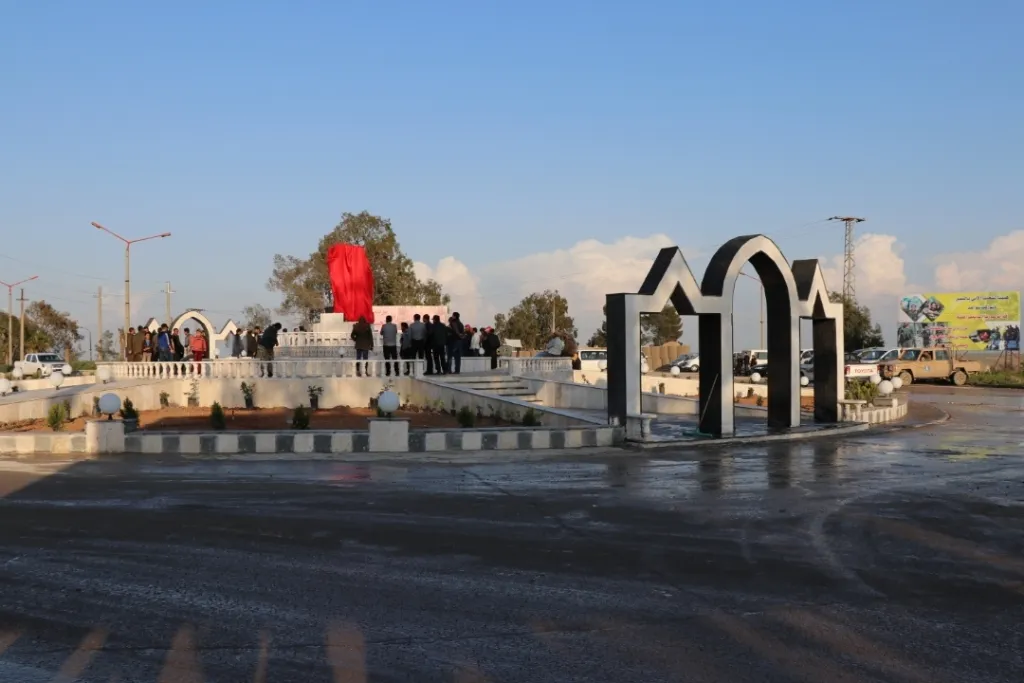 Peykerê şehîd Hebûn Ereb li Tebqayê hate danîn