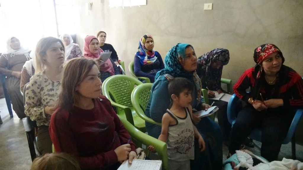 Dayikên Kobanê di komînan de fêrî zimanê Kurdî dibin