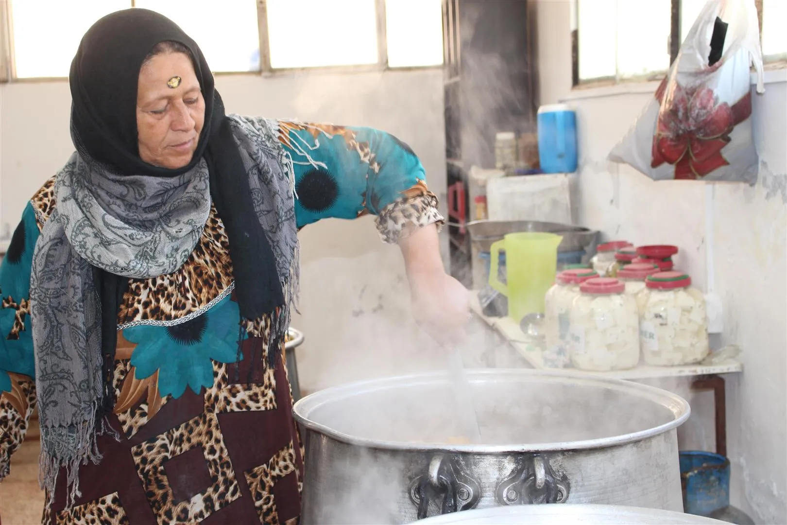 Jinên Kurd û Ereb di Kargeha Çardemsal de biratiya gelan û jiyana hevpar temsîl dikin
