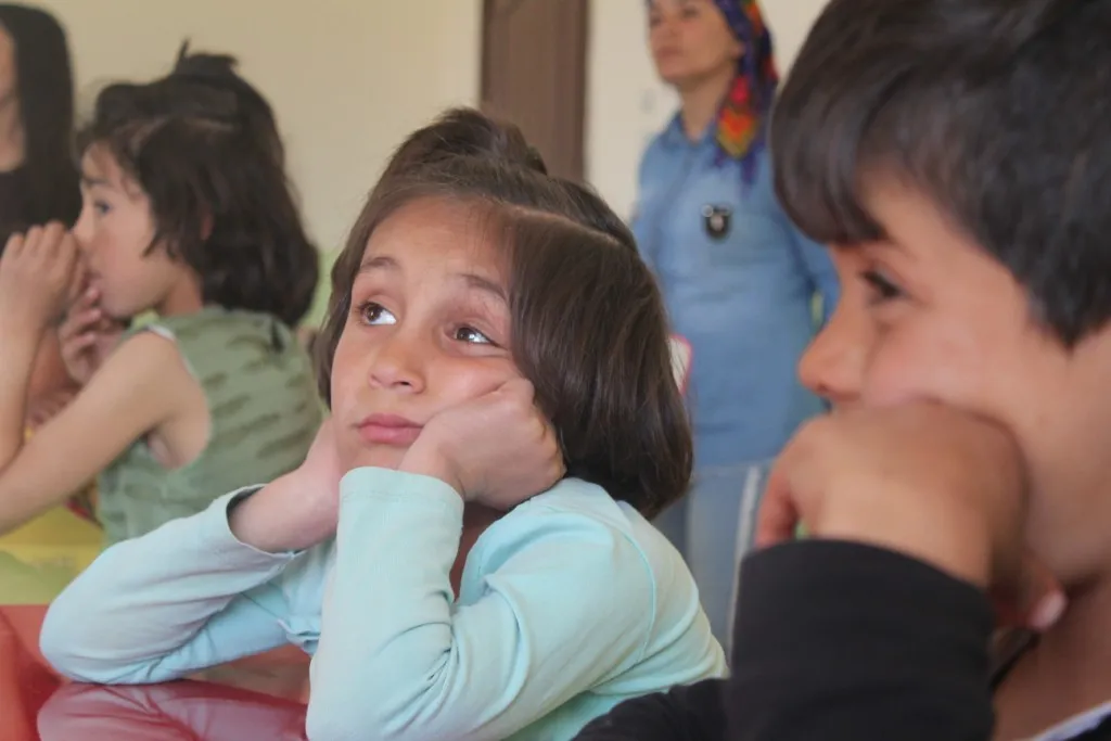 Weqfa Jina Azad alîkariyê pêşkêşî zarokên sêwî dike