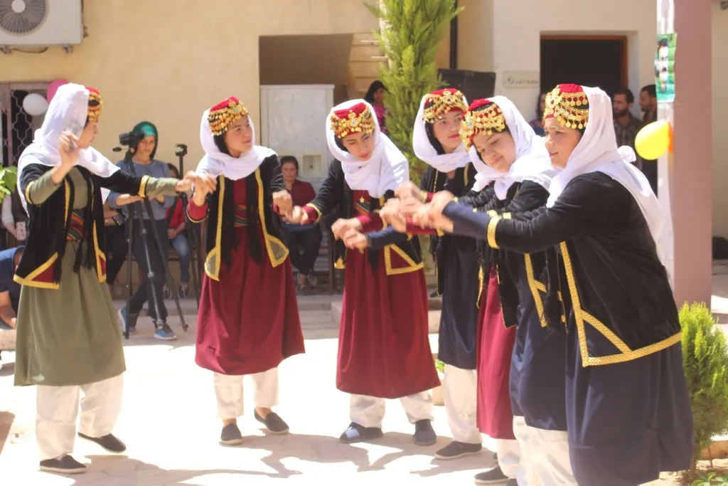 Mamoste û xwendekaran Cejna Zimanê Kurdî pîroz kir