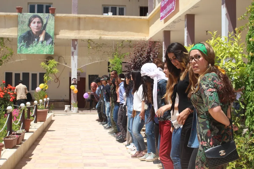 Mamoste û xwendekaran Cejna Zimanê Kurdî pîroz kir