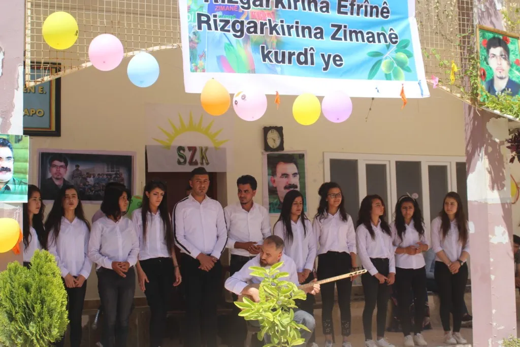 Mamoste û xwendekaran Cejna Zimanê Kurdî pîroz kir