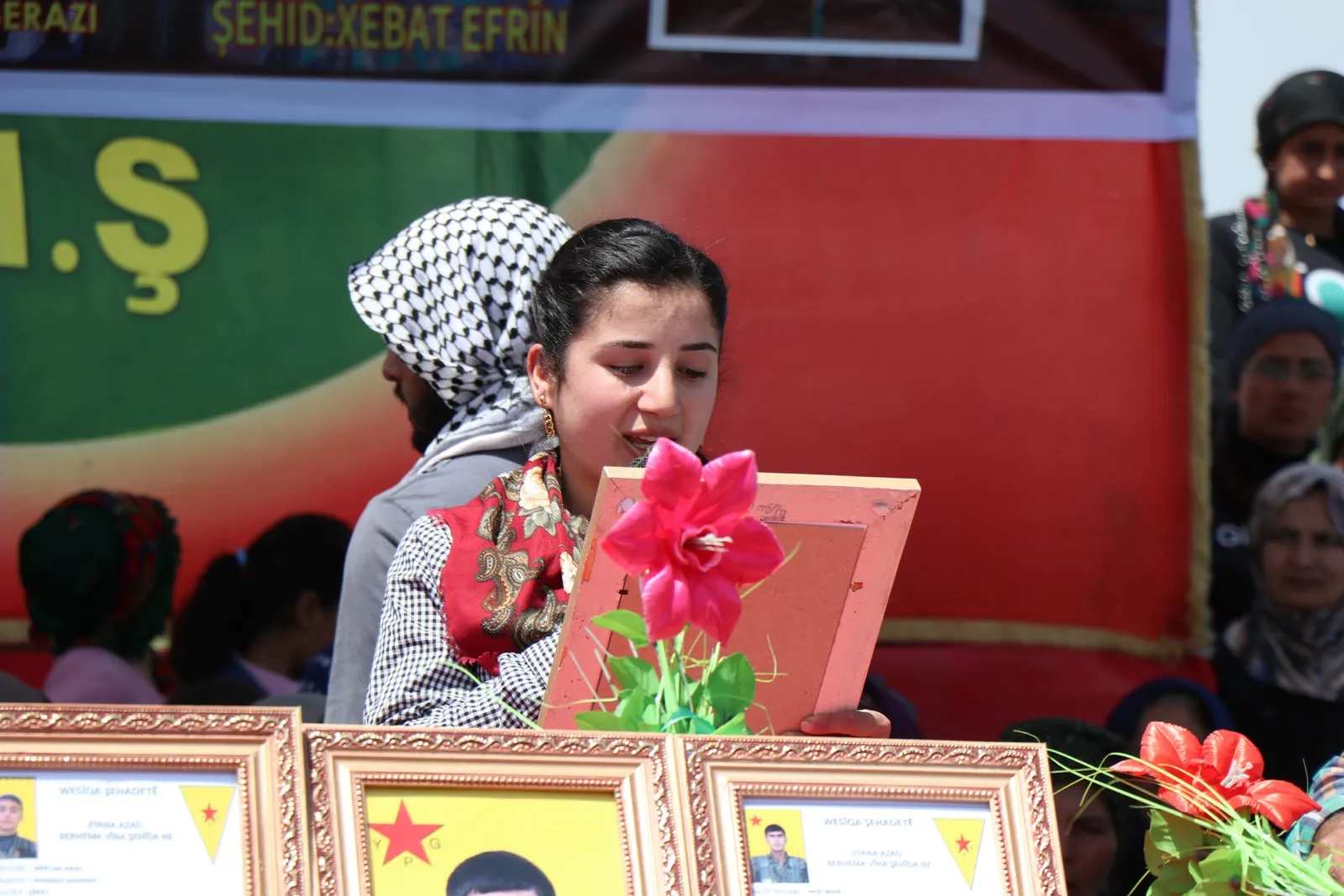 Şêniyên Efrînê şehîdê HRE`yê oxir kir
