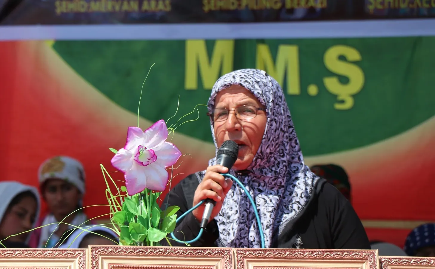 Şêniyên Efrînê şehîdê HRE`yê oxir kir