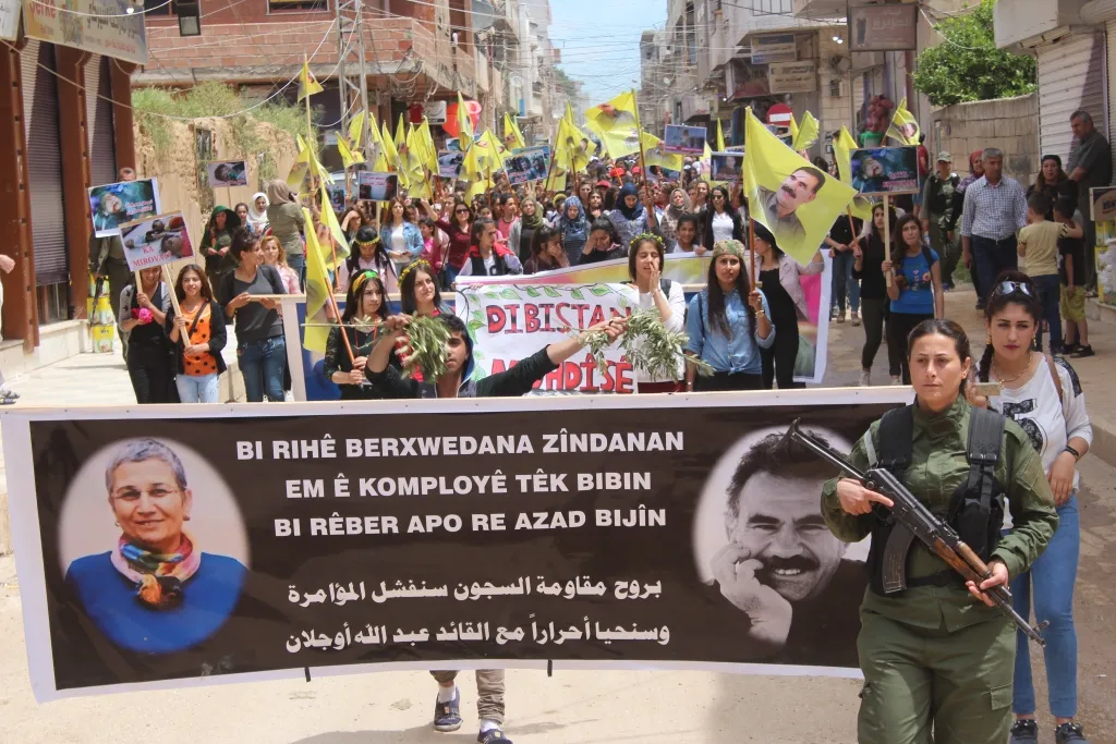 Li navçeya Dirbêsiyê xwendekar û mamoste meşiyan