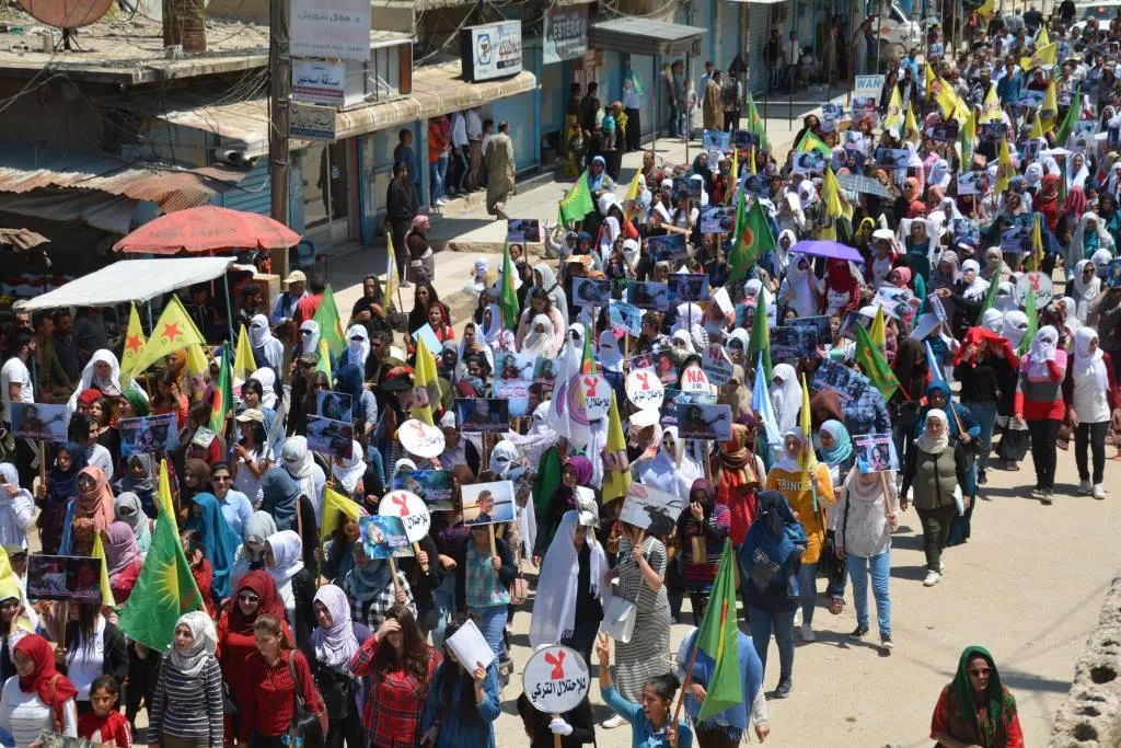 Dîwarê dagirkerî li Efrînê lêdike, li Amûdê hate şermezarkirin
