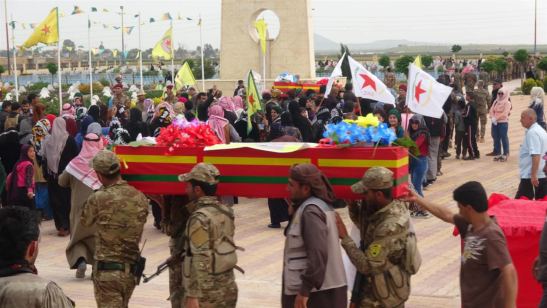 Li Hesekê 2 şehîdên azadiyê bi merasîmekî hatin veşartin