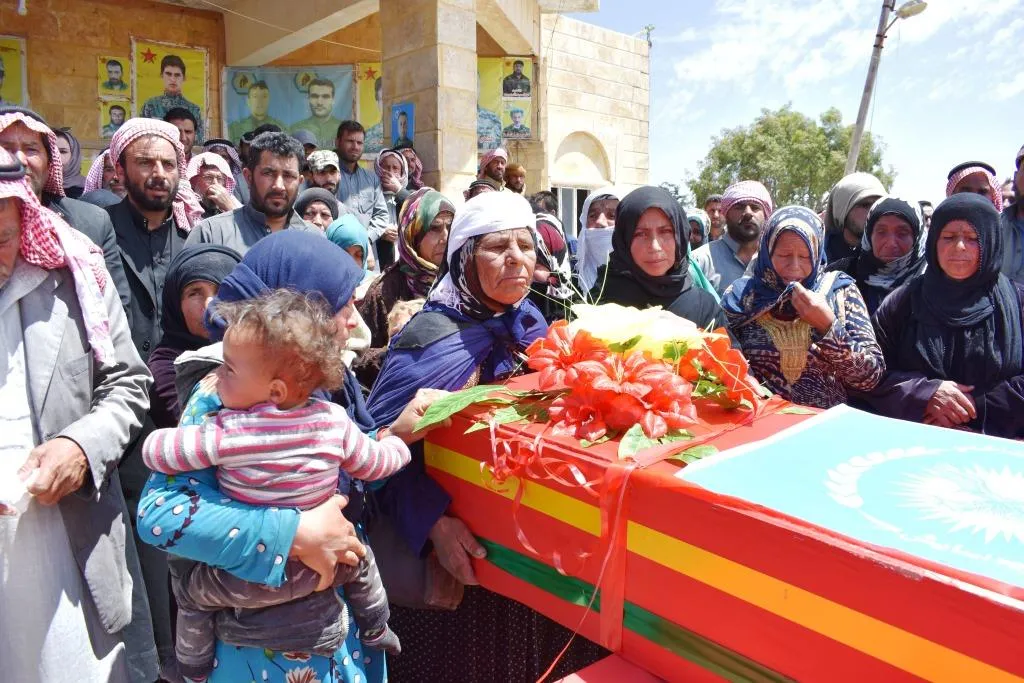Cenazeyê şehîd Ehmed Hisên bi merasîmekê li Dêrazorê hate veşartin