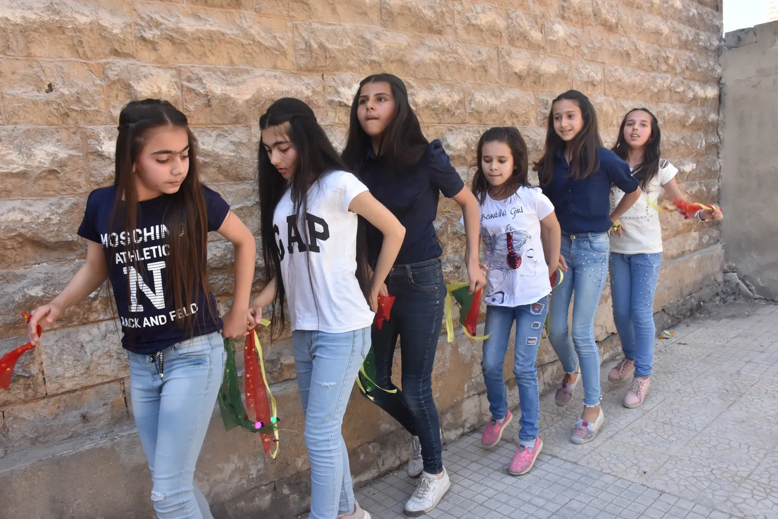Li Helebê bi boneya Cejna Zimanê Kurdî pêşêngehek hat vekir