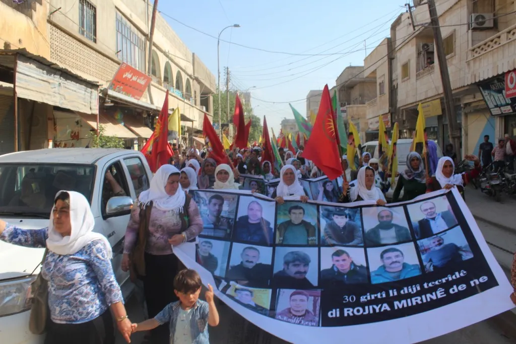 Dayik û ciwanan Kobanê ji bo çalakgerên greva birçîbûnê meşiyan