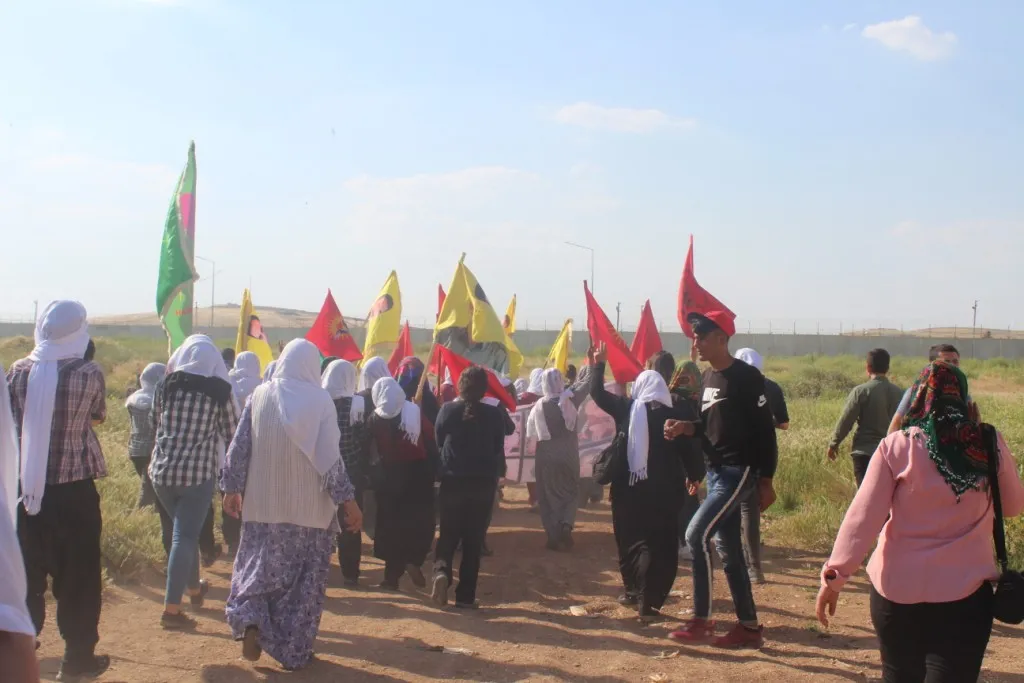 Dayik û ciwanan Kobanê ji bo çalakgerên greva birçîbûnê meşiyan