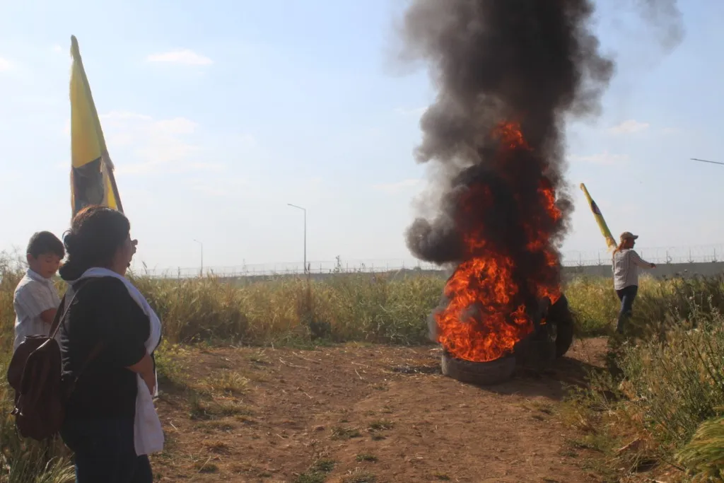 Dayik û ciwanan Kobanê ji bo çalakgerên greva birçîbûnê meşiyan