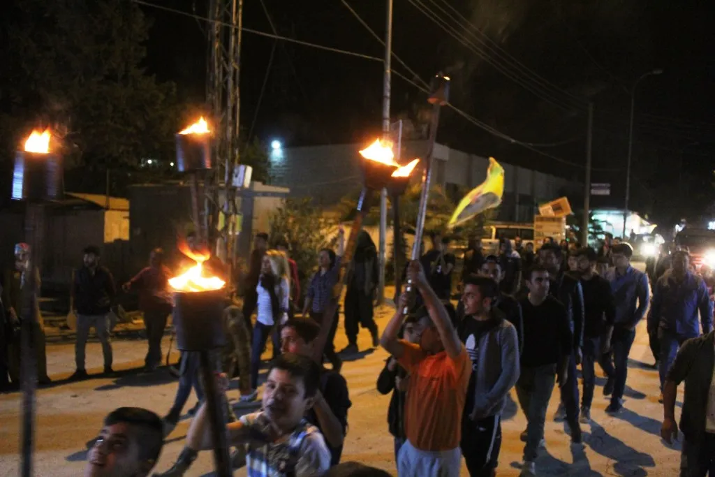 Ciwanên Kobanê ji bo piştgiriya çalakgerên greva birçîbûnê meşiyan