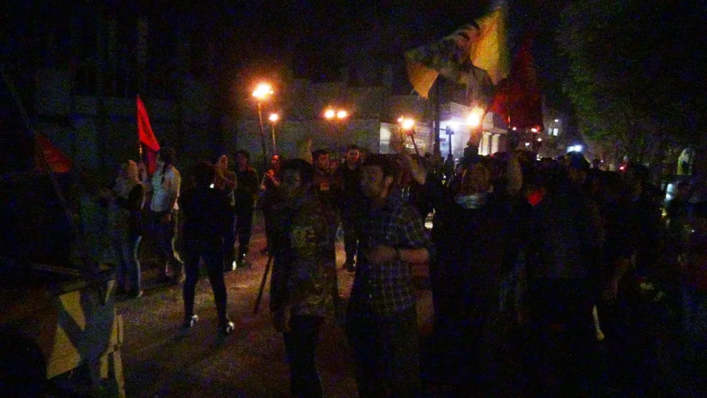 Ciwanên Kobanê ji bo piştgiriya çalakgerên greva birçîbûnê meşiyan