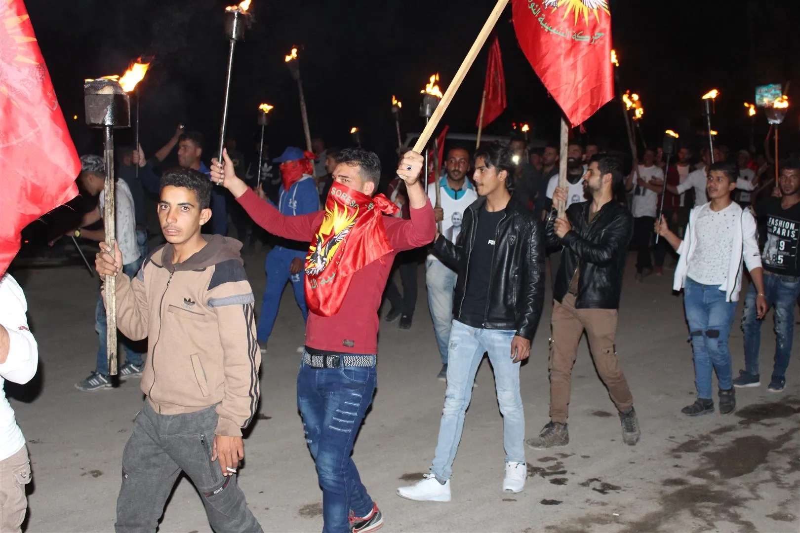 Ciwanên Hesekê bi meşeke mişeleyî piştgirî dan çalakgerên grevê
