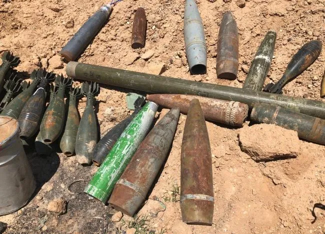 Li Dêrazorê miqdarek zêde mayîn û teqemenî hatin dîtin