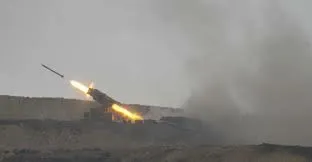 Rejîma Sûriyê bakur û rojavayê Helebê bi dijwarî topbaran dike