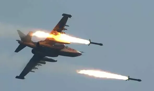 Rejîma Sûriyê û Rûsyayê bakurê Helebê bombebaran dikin