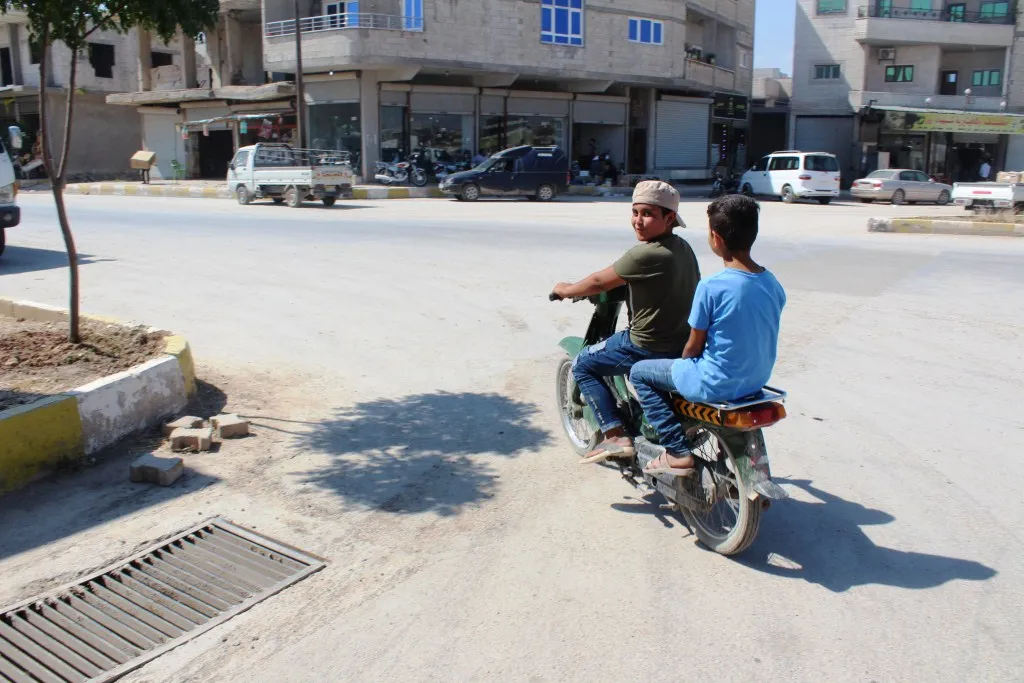 Şêniyên Kobanê ji ajotina bêserûber a motorsiklêtan acizin