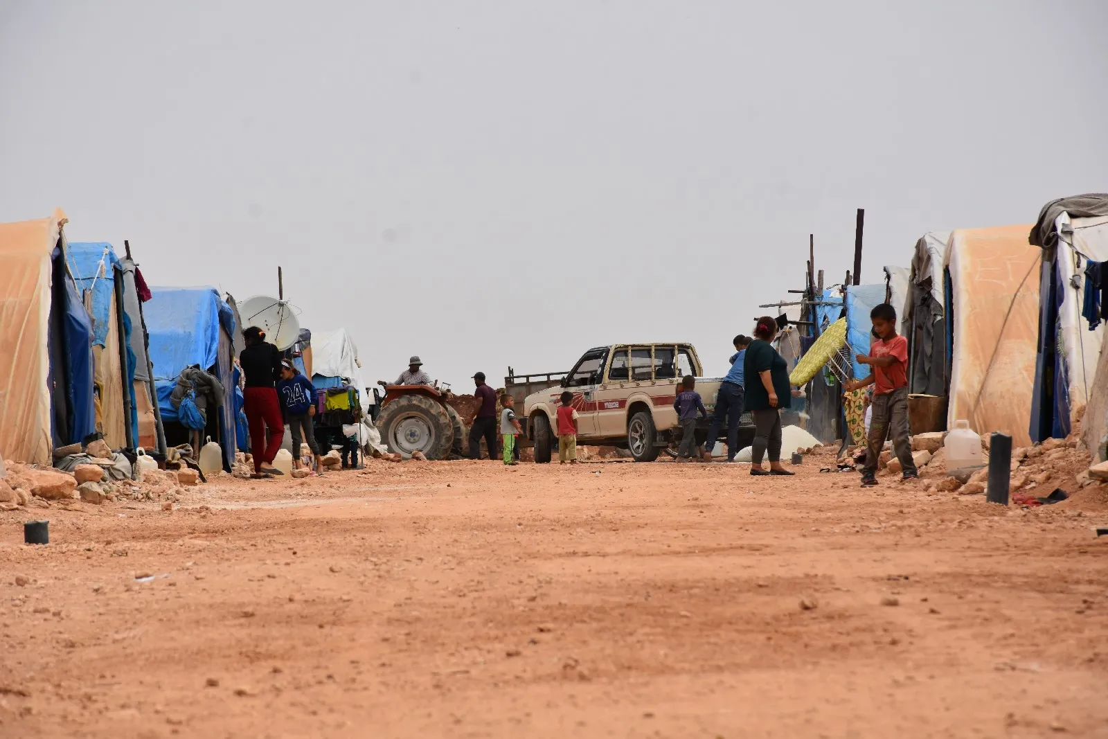 Pêdiviyên havînê li şêniyên Efrînê yên li Şehbayê tên belavkirin