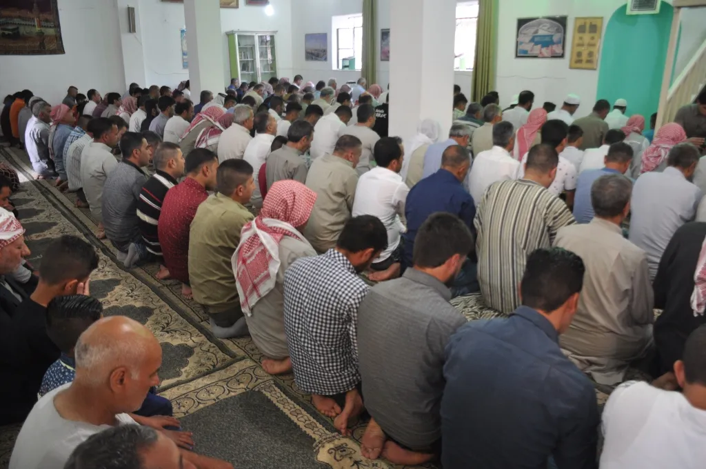 Piştî nimêja cejnê gelê herêma Firatê berê xwe da goristanên şehîdan