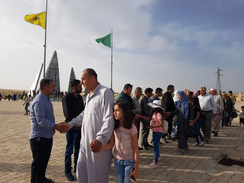 Piştî nimêja cejnê gelê herêma Firatê berê xwe da goristanên şehîdan