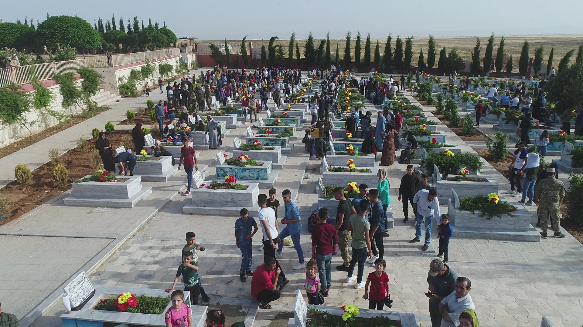 Gelê Cizîrê cejna xwe di goristanên şehîdan pîroz dike