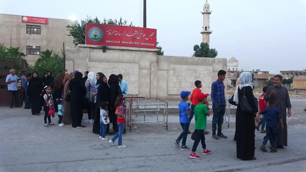 Li herêmên azad gel serdana goristanên şehîdên xwe kir