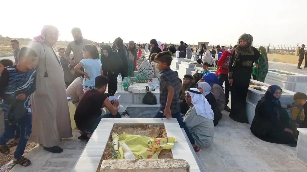 Li herêmên azad gel serdana goristanên şehîdên xwe kir