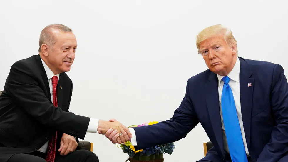 Erdogan di kirîna S-400 de bi israr e, lê Trump…