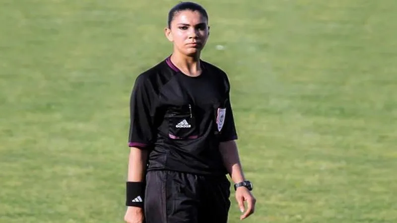 Cara yekemîn jineke Ereb maçên futbolê bi rê ve dibe
