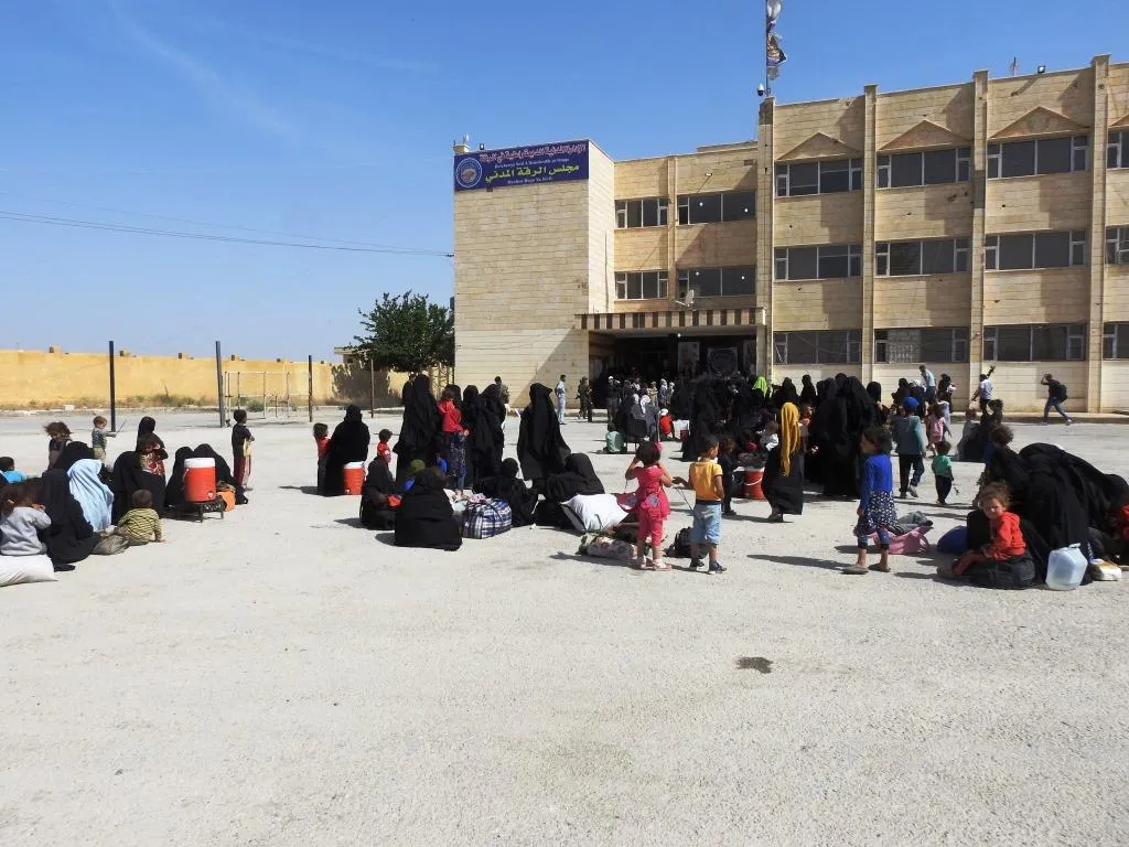Koçberên kampa Holê gihîştin Reqayê