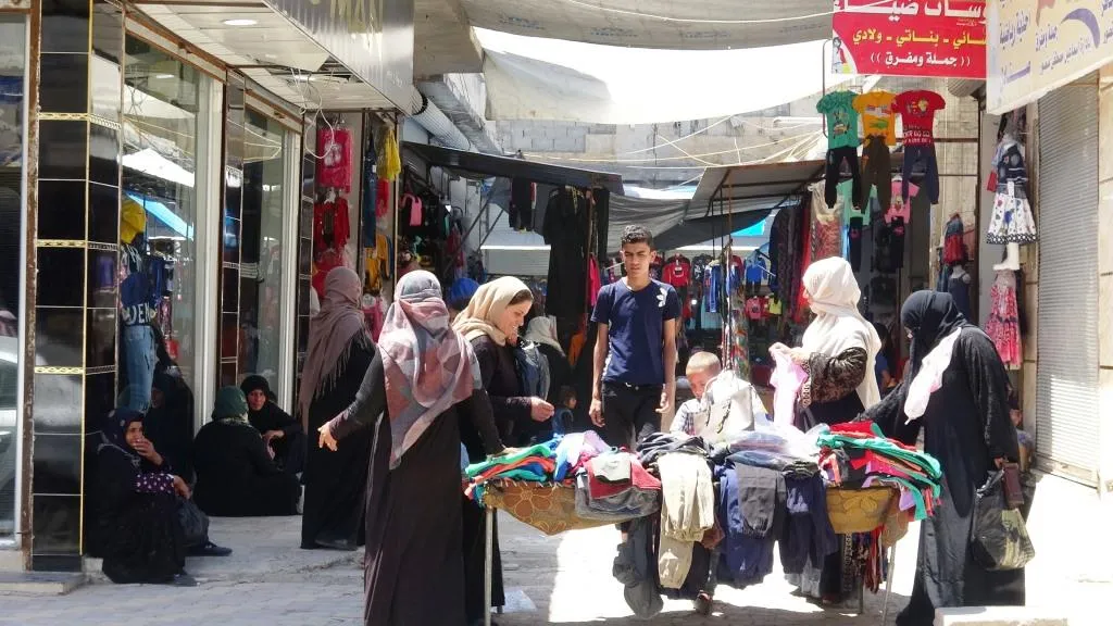 Bi nêzbûna cejnê re pêla şêniyan li sûkên Reqayê